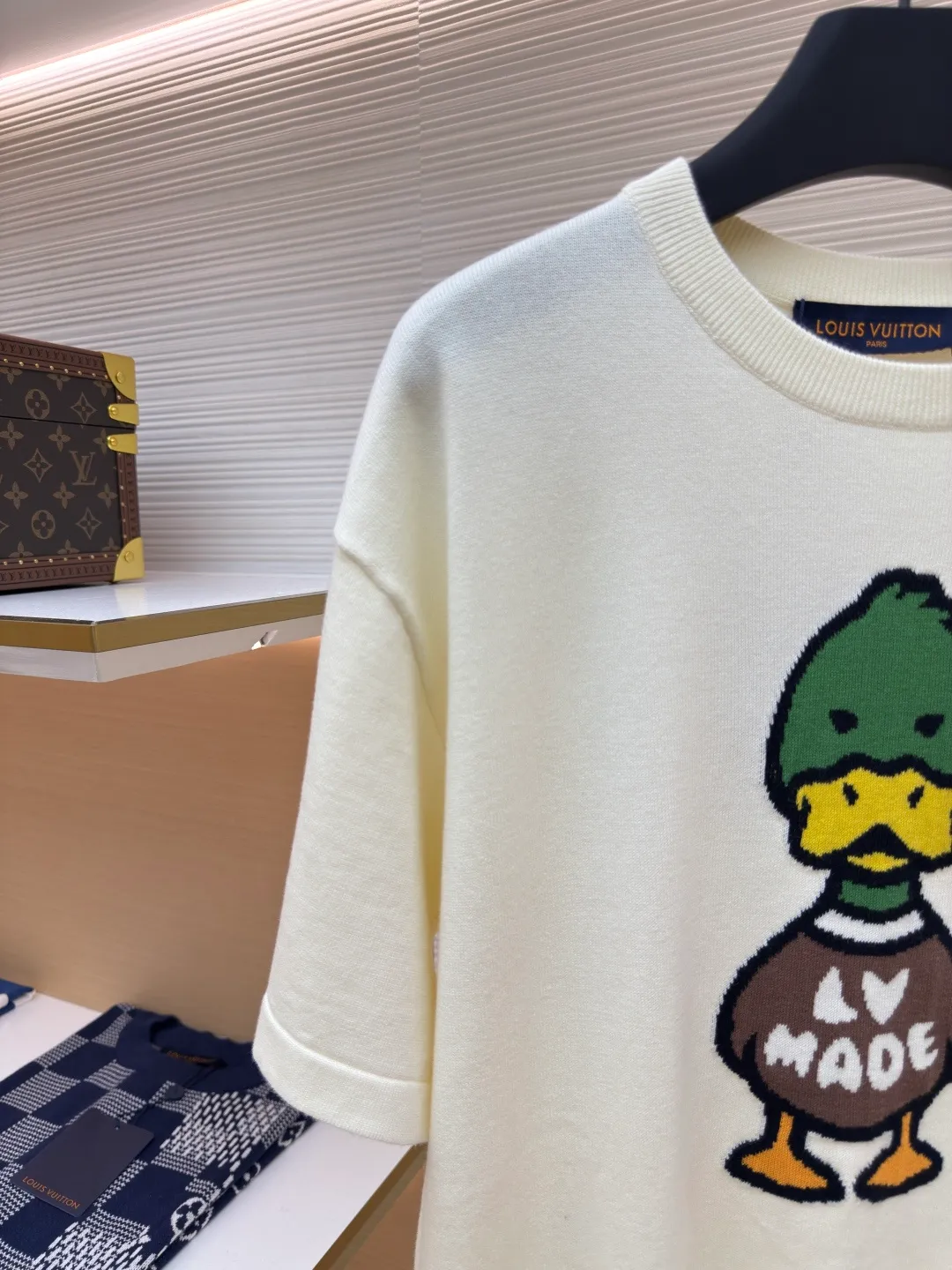 LOUIS VUITTON duck wool short sleeves ●Authentic product: purchased and developed by 7350 ●Item number: 1680163-A50 ●Fabric: fully combed wool ●Technology: woolen weaving ●Version: fitted version ●Weight: about 305 grams ●Size: XS-S-M-L ●Description: The woolen material is fully combed and 100% cotton yarn is dyed and dyed according to the original version. An experienced painter manually counts the pattern 1:1 with reference to the original version. It takes a long time and manually counts more than 10,000 pinholes. It is truly perfect 1:1. It is woven using the latest wool hanging machine. During the weaving, 13 sand spits are used to alternately weave back and forth. Single single There are more than 4,000 rows of wool knitting in the front of the garment, and it takes several hours to weave one piece of clothing. There are so many knots in the newly woven garments that it requires manual thread picking and knot inspection. After random inspections, seam picking, washing, original main labels, and wash marks are all hand-ordered. Details include the height of the wash mark, stitching, and final ironing. Only after a general inspection can the goods be packaged and shipped.